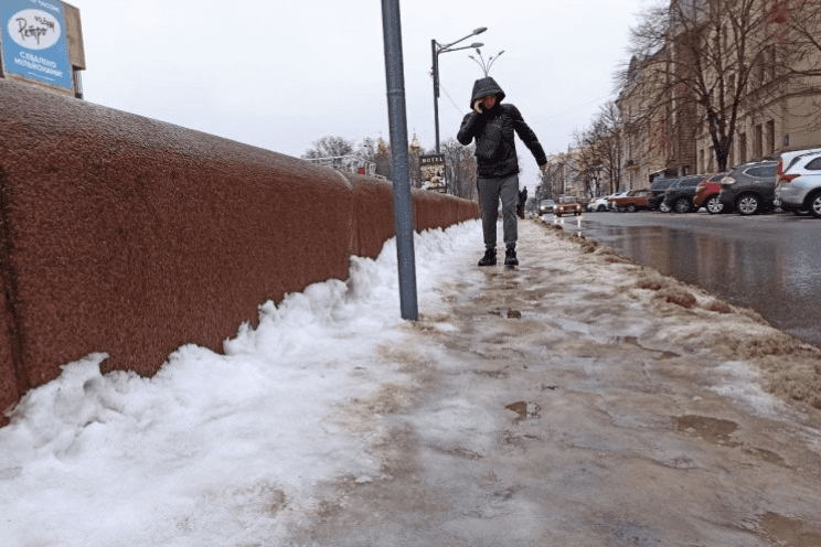 Скользкий тротуар. Снег на тротуаре. Лопата тротуар гололед. Улица каретная каток.